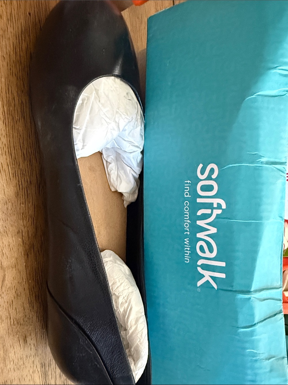 SoftWalk Women's Black Leather Round-Toe Ballet Flat